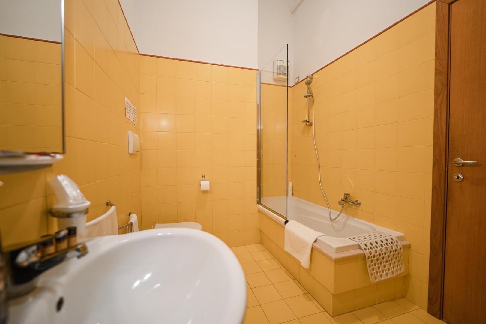 La Piccola Torre Hotel Bisceglie Buitenkant foto
